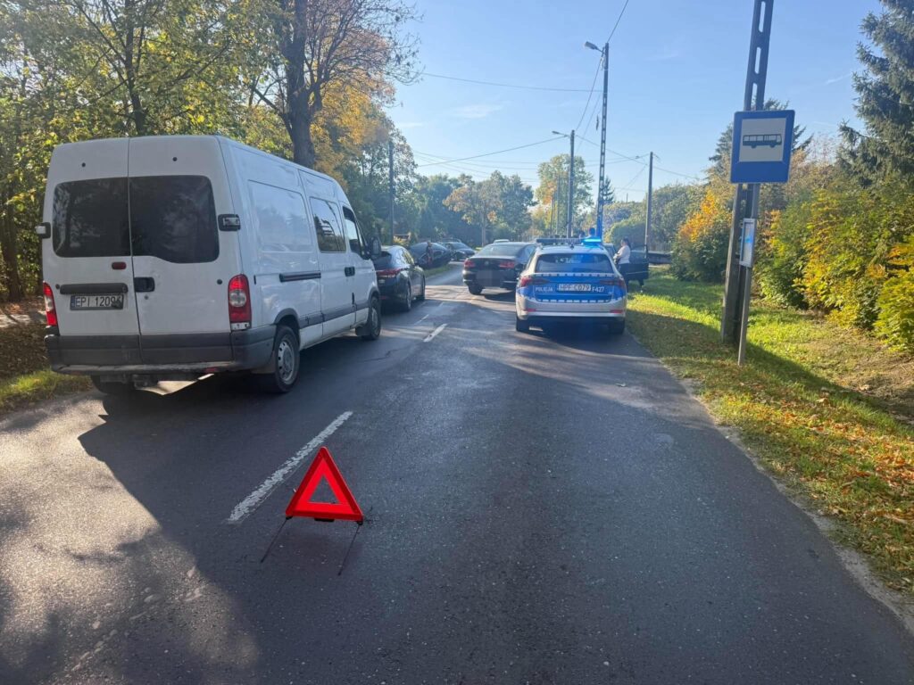 Zderzenie trzech osobówek na Słowackiego. Opel wpadł do rowu